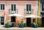 parasols sur une terrasse de restaurant